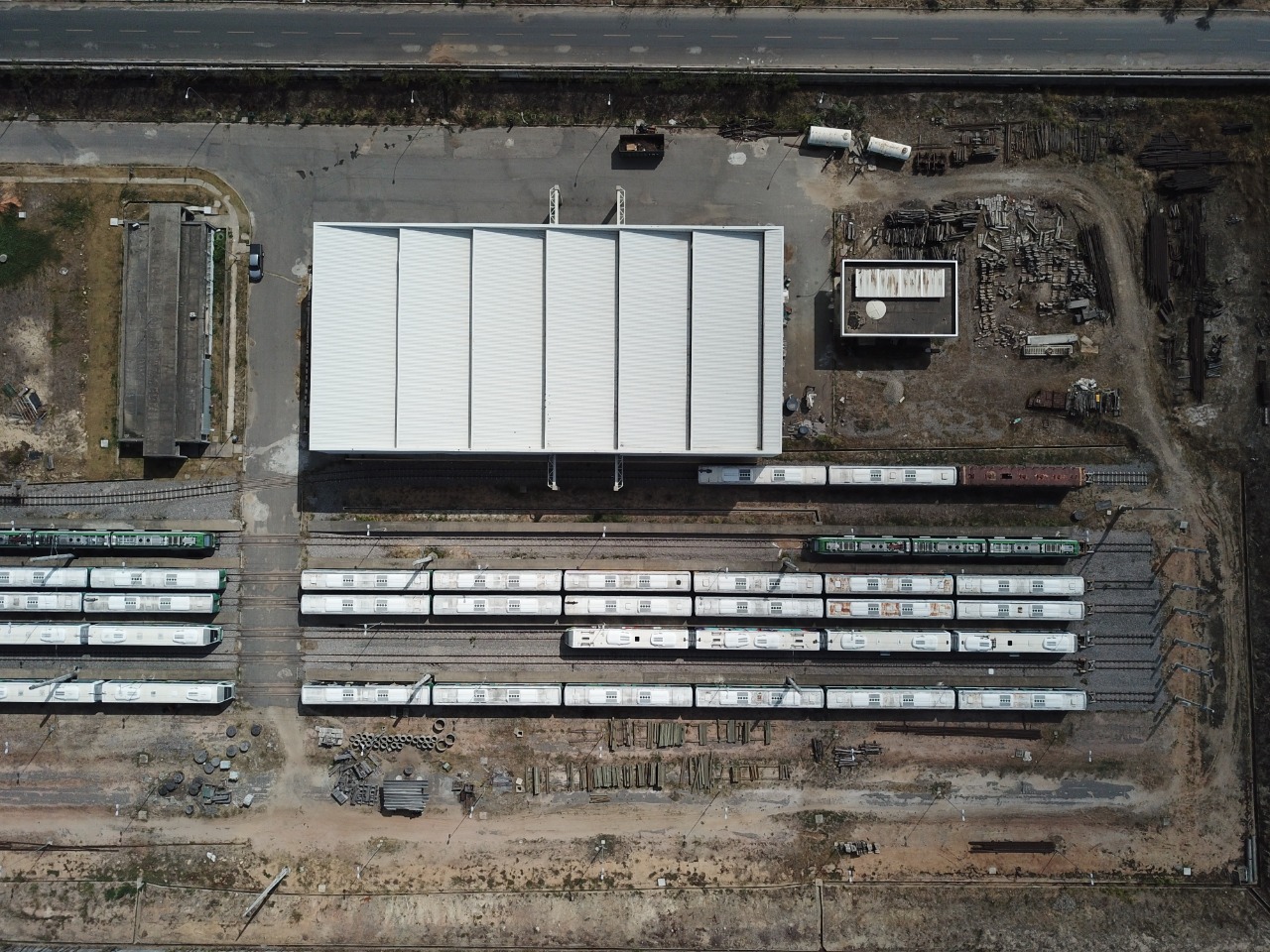 Vista aérea da frota de locomotivas e carros de passageiros que serão doados (Divulgação)