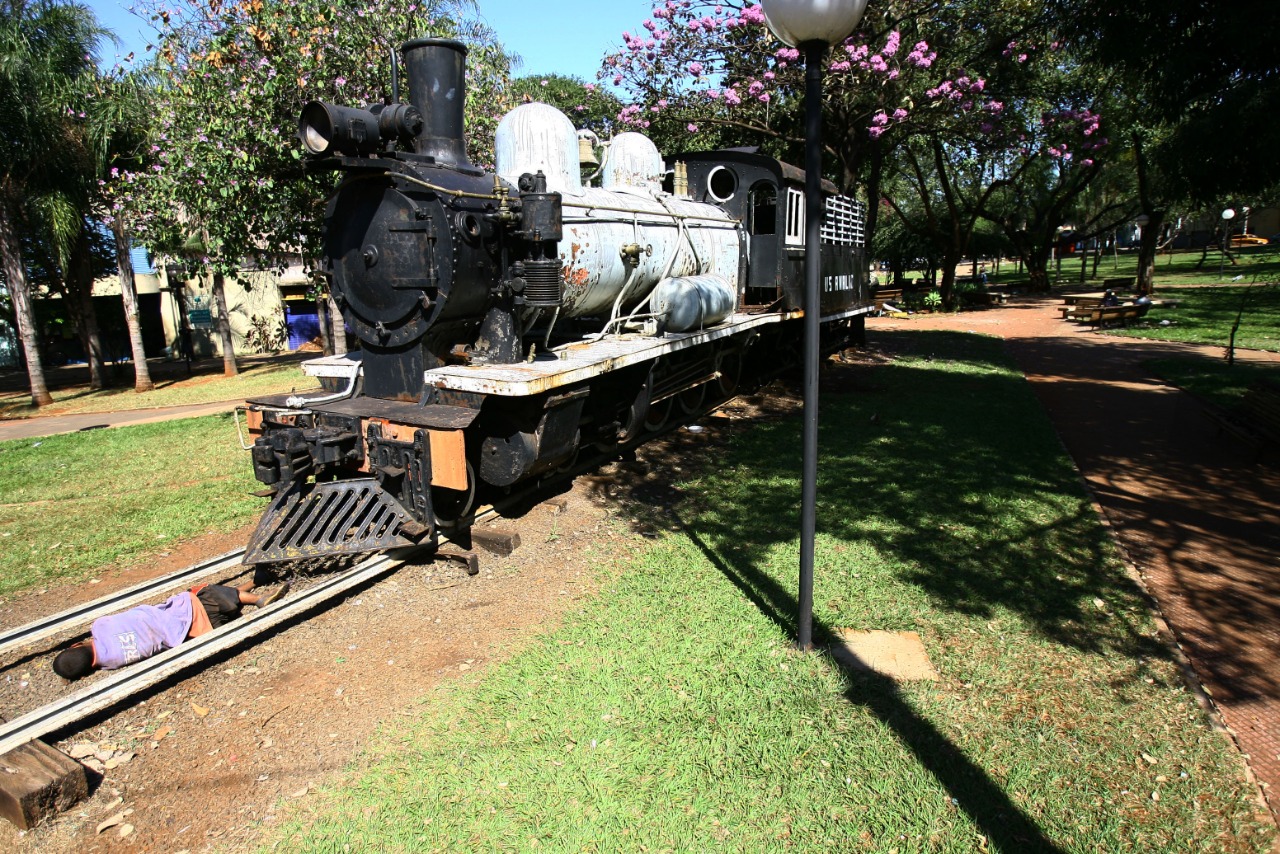 Morador de rua dorme em frente à locomotiva que agora foi retirada da praça em Ribeirão Preto (Edson Silva-7.ago.2012/Folhapress)