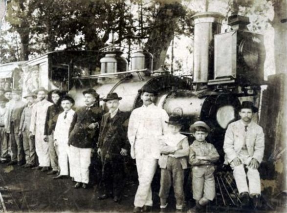 Passageiros e funcionários da Mogiana posam para foto em 1886 na estação de Batatais (Reprodução)